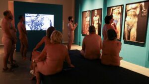 La vita riflette l'arte: il museo di Barcellona accoglie i visitatori nudisti per un tour delle statue nude