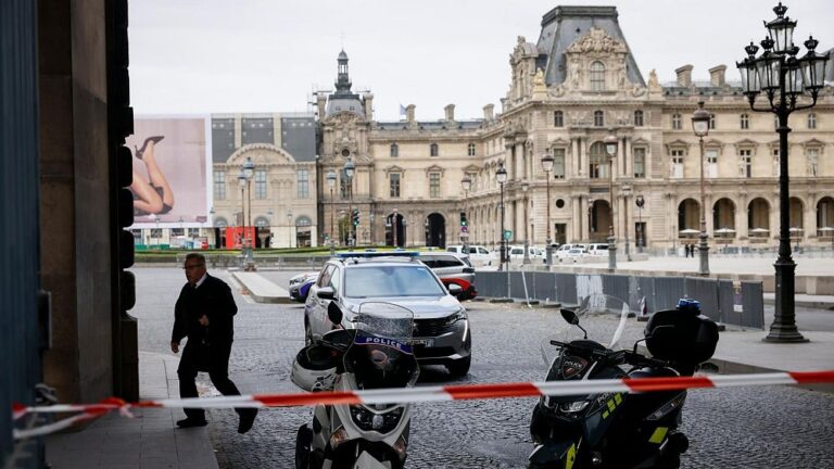 "State attenti": i turisti imperterriti mentre le principali attrazioni di Parigi sono state evacuate durante il fine settimana
