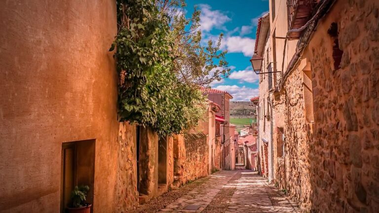 Trekking sensoriale e vino antico: perché visitare questi borghi europei nel 2024