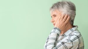 Una donna che avverte fruscii si fa rimuovere il ragno e il suo esoscheletro dall'orecchio