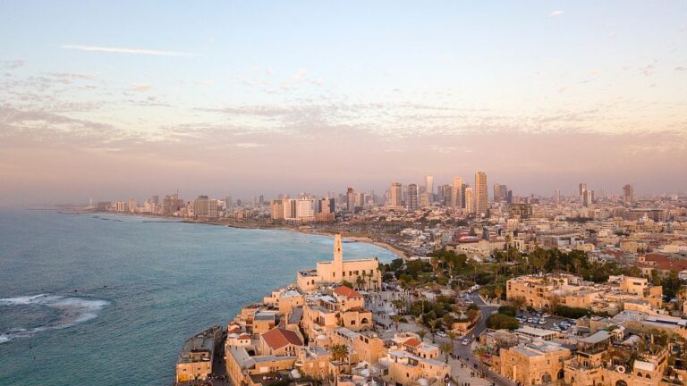 Voli e assicurazione sospesi: cosa sapere sul viaggio in Israele in questo momento