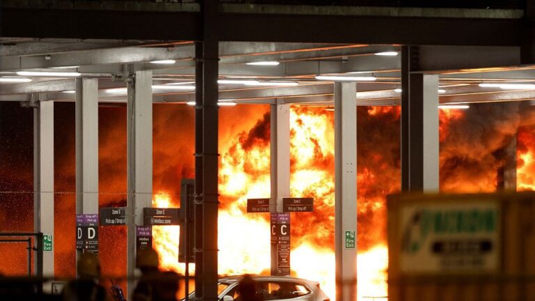 Voli sospesi all'aeroporto di Londra Luton dopo che un enorme incendio ha devastato il parcheggio