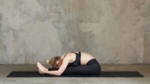 Piegamento in avanti da seduti