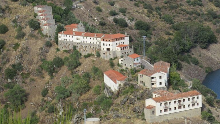 Vuoi trasferirti in Spagna?  Potresti comprarti questo villaggio allo stesso prezzo di una casa