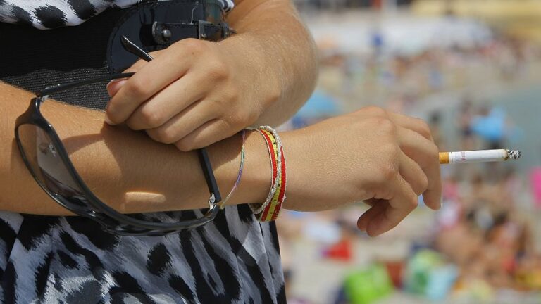 I turisti in Francia potrebbero essere multati se fumano in pubblico: dove altro ci sono leggi severe sull'illuminazione?