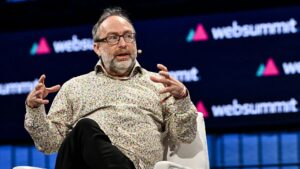 Il fondatore di Wikipedia Jimmy Wales afferma che l’intelligenza artificiale è un “casino” ora, ma potrebbe diventare sovrumana tra 50 anni