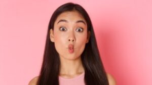 Una donna che indica il grasso sul viso