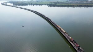 Il "treno galleggiante" della Thailandia potrebbe essere uno dei viaggi ferroviari più panoramici del mondo