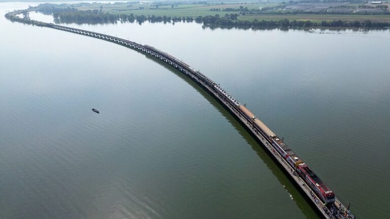 Il "treno galleggiante" della Thailandia potrebbe essere uno dei viaggi ferroviari più panoramici del mondo