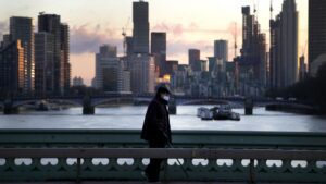 Le persone che hanno rispettato le restrizioni COVID ora hanno una salute mentale peggiore, rileva la ricerca