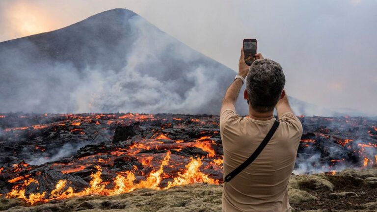 Linee telefoniche dedicate alla lava e inferni accattivanti: nel mondo instabile del turismo vulcanico in Islanda