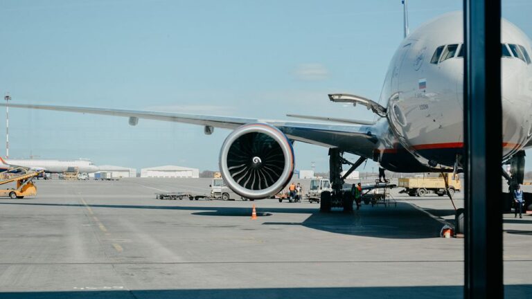Minaccia bomba in Francia: allarme di esplosivo sulla pista chiude l'aeroporto di Caen e ritarda i voli