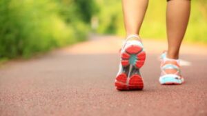 Donna che cammina al mattino.