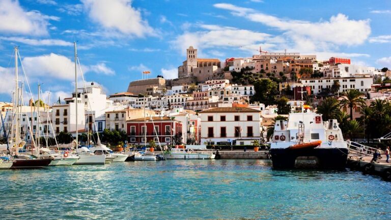 Non ti piace andare in discoteca?  Scopri il lato tranquillo di Ibiza con gli sport acquatici, i tramonti e la storia