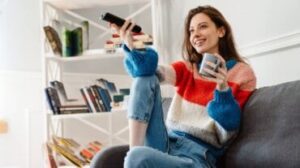 donna che guarda la tv