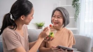 Anziano d'alimentazione della donna