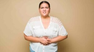 donna che fa indigestione