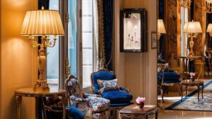Anello mancante da 750.000 euro trovato all'interno dell'aspirapolvere dell'hotel Ritz Paris