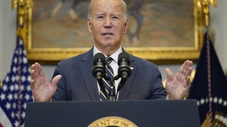 Biden esorta il Congresso ad approvare il pacchetto di aiuti per l’Ucraina, esprimendo apertura ai cambiamenti al confine con il Messico