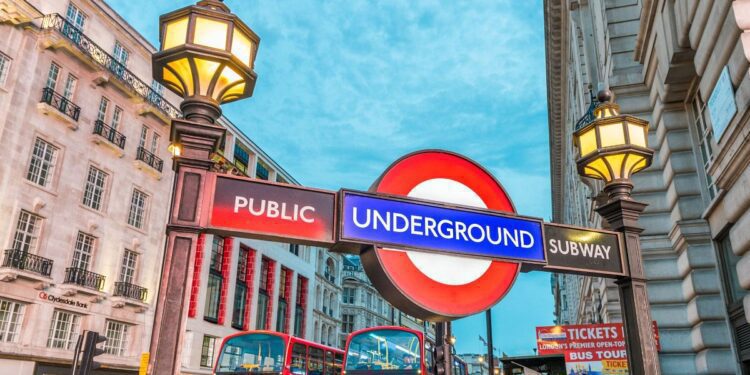 Borseggi sulla metropolitana di Londra: i furti aumentano dell'83% nei principali target delle destinazioni turistiche più popolari 35 Popular tourist stations in London are being targeted by pickpockets.