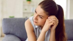 Una donna che pensa a qualcosa di triste