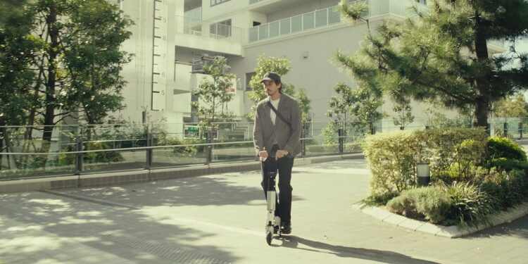 Il nuovo scooter elettrico "più leggero al mondo" che può piegarsi fino alle dimensioni di un foglio di carta 35 This e-scooter is so small that you can fit into your carry-on when you travel