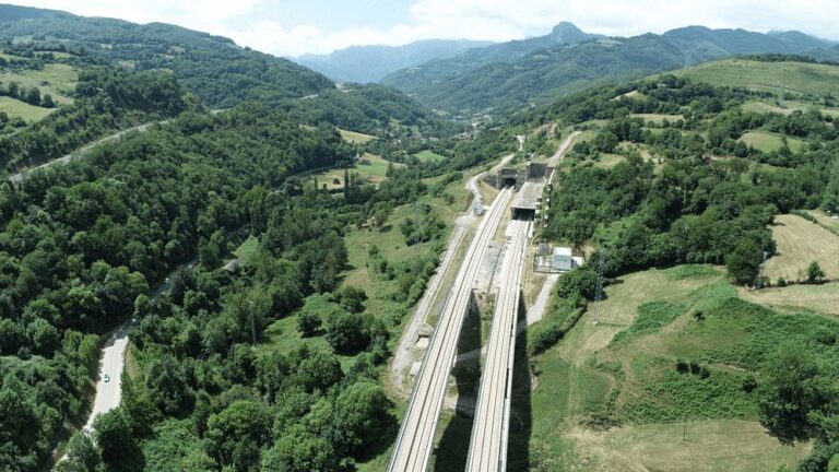 Il nuovo treno ad alta velocità spagnolo ti porta verso laghi glaciali e spiagge aspre