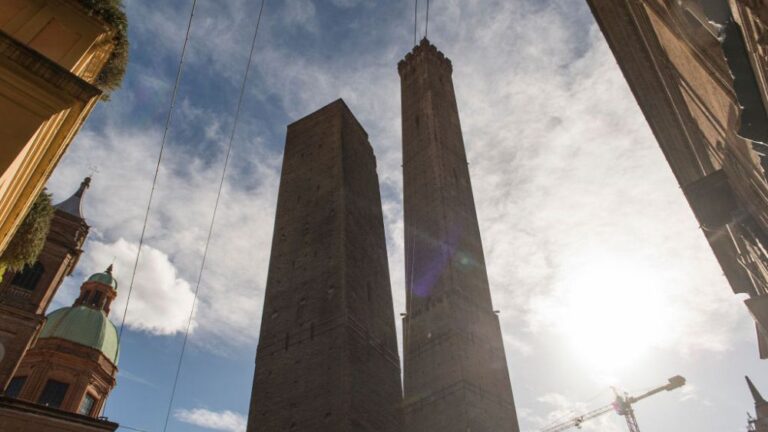 Non solo Pisa: la famosa città italiana lancia un crowdfunding per evitare che la sua torre pendente crolli