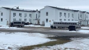 Passeggeri costretti a dormire in remote caserme militari dopo che un volo olandese ha effettuato un atterraggio di emergenza