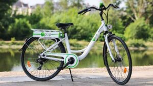 Questa azienda francese ha progettato la prima e-bike che non necessita di batteria
