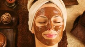 Donna con un impacco per il viso