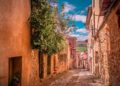 Trekking sensoriale e vino antico: perché visitare questi borghi europei nel 2024 42 Take a medieval train journey to Siguenza in Spain.