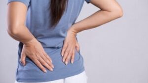 Una donna con mal di schiena