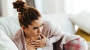 Donna che ha problemi respiratori