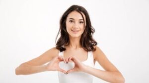 Una donna che forma un cuore con le mani