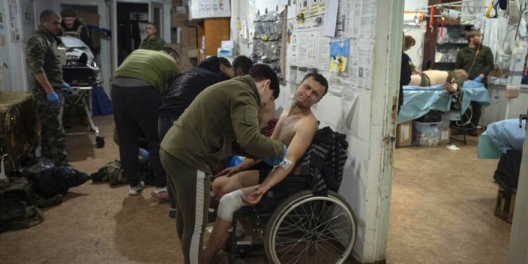 La settimana in immagini: Giorno della Memoria, il Carnevale di Venezia prende il via e l'ondata di caldo colpisce la Spagna 35 Military medics give first aid to wounded Ukrainian soldiers at a medical stabilization point near Bakhmut, Donetsk region in Ukraine