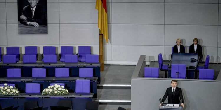 Macron rende omaggio a Wolfgang Schaeuble durante un memoriale al parlamento tedesco 35 French President Emmanuel Macron delivers a speech during a state ceremony to commemorate late former German finance minister Wolfgang Schaeuble in the German parliament.