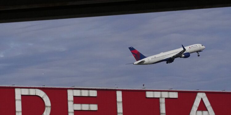 "Assolutamente disgustoso": una pioggia di vermi sui passeggeri costringe il volo di Amsterdam a fare un'inversione di marcia 35 A Delta planA Delta airplane takes off from Hartsfield-Jackson Atlanta International Airport in Atlanta, US, in this file photoe flies through the air