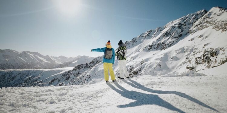 Classifica degli skipass giornalieri: dove trovare sci a prezzi accessibili nelle migliori località europee 35 Affordable skiing on the horizon - a view of Bansko in Bulgaria