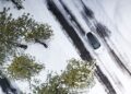 In che modo il freddo influisce sul tuo veicolo elettrico? Una guida alla guida e alla ricarica in inverno 42 A Tesla Model Y driving through snowy winter conditions.