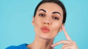 Una donna imbronciata