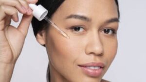 Una donna che applica olio sulla pelle