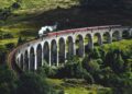 "Palazzo su ruote": ecco i viaggi in treno più lussuosi della Terra 43 The luxury Royal Scotsman train travels across the iconic Glenfinnan Viaduct