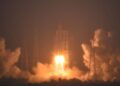 La Cina invia una sonda lunare per raccogliere campioni dal lato nascosto della Luna 42 A Long March-5 rocket, carrying the Chang