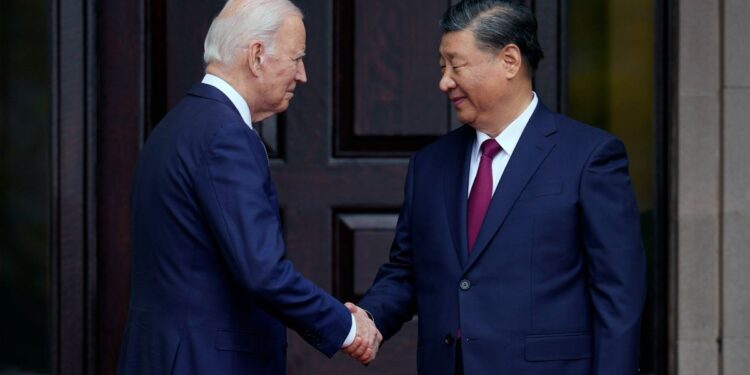 Stati Uniti e Cina terranno colloqui sui rischi e sulla sicurezza dell’IA 35 US President Joe Biden, left, greets China