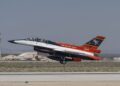 Un caccia di prova controllato dall'intelligenza artificiale ha preso il volo. Per questo motivo preoccupa 42 The X-62A VISTA aircraft, an experimental AI-enabled Air Force F-16 fighter jet, takes off on Thursday, May 2, 2024, at Edwards Air Force Base, California.
