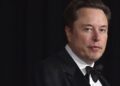 Vita su Marte, intelligenza artificiale "onesta" e un futuro senza lavoro: Elon Musk si apre alle domande e risposte di VivaTech 43 Elon Musk arrives at the 10th Breakthrough Prize Ceremony on Saturday, April 13, 2024, at the Academy Museum of Motion Pictures in Los Angeles.