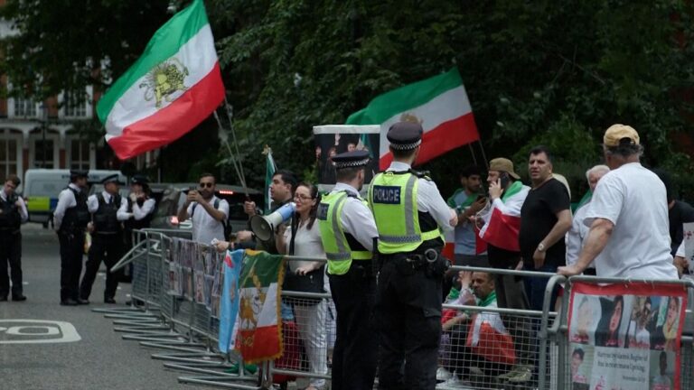 GUARDA: Gli esuli iraniani a Londra protestano mentre si svolgono le elezioni
