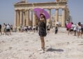 I vacanzieri in Grecia hanno messo in guardia dai rischi di ondate di caldo 43 FILE - A woman takes a selfie in front of Parthenon temple atop of the ancient Acropolis hill during a heat wave in Athens, Greece, Friday, July 21, 2023.
