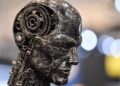 Secondo uno studio, l’intelligenza artificiale rappresenta il “rischio massimo” per le società di informazione poiché la fiducia nei media globali diminuisce 43 A metal head made of motor parts symbolizes artificial intelligence AI at the Essen Motor Show fair for tuning and motorsports in Essen, Germany, Friday, Nov. 29, 2019.